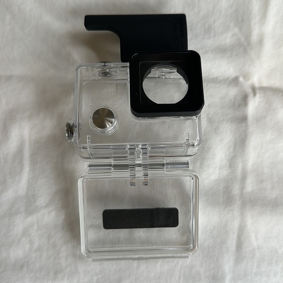 GoPro Hero 3 white edition - includes camera, case, charger, and mounting kit - Picture 6 of 9